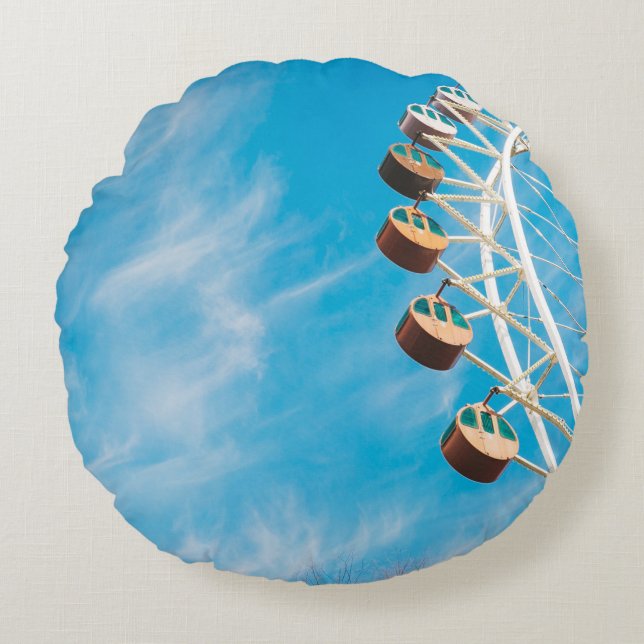 Vit färja under himlar på morgonen rund kudde (Framsidan)