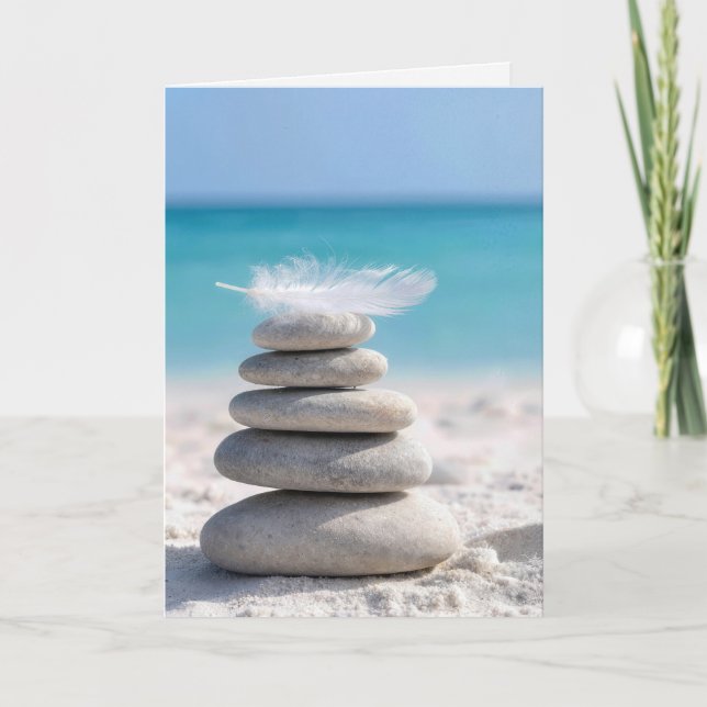 Vit fjäder på en strandsten med citat kort (Framsida)