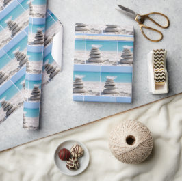 Vit fjäder på en strandstenröse presentpapper