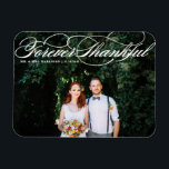 Vit för tankfull Elegant Bröllop Magnet<br><div class="desc">Gratulerar till kärlek och visa tacksamhet med anpassadets fotot bröllop tack till er magnet! Denna unika keepy är en perfekt för att påminna dina kära om din speciella dag samtidigt som du uttrycker ditt innerliga tack på ett minnesvärt sätt. Den har ett skript för elegant och är perfekt för olika...</div>