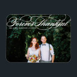 Vit för tankfull Elegant Bröllop Magnet<br><div class="desc">Gratulerar till kärlek och visa tacksamhet med anpassadets fotot bröllop tack till er magnet! Denna unika keepy är en perfekt för att påminna dina kära om din speciella dag samtidigt som du uttrycker ditt innerliga tack på ett minnesvärt sätt. Den har ett skript för elegant och är perfekt för olika...</div>