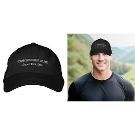 Vit företagstext som är inbäddad i kap. broderad keps