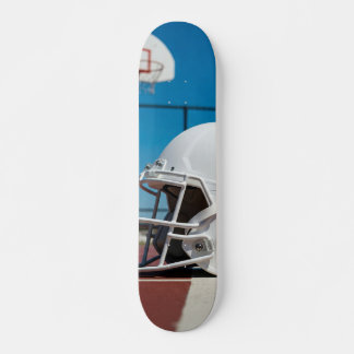Vit fotbollshjälm på banlinje mini skateboard bräda 18,5 cm