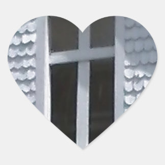 vit gammal kyrka i bergen hjärtformat klistermärke