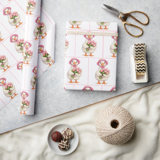 Vit gås som håller i en rosa tulpanbukett presentpapper (Hantverk)