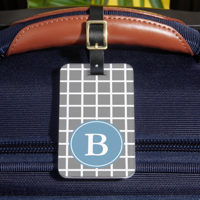 Vit gitter på duvgrå Carolina Blue Monogram Bagagebricka (Framsida Insitu 2)