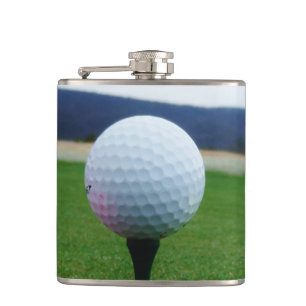 vit Golf Boll på en golfbana i bergsområden Fickplunta