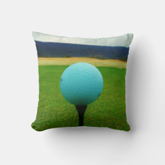 vit Golf Boll på en golfbana i bergsområden Kudde