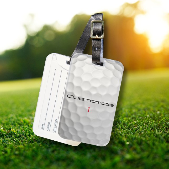Vit golfboll med gropig textur och anpassat namn o bagagebricka (Skapare uppladdad)