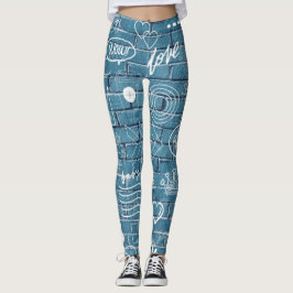 Vit graffiti på blå vägg modern textkonst leggings