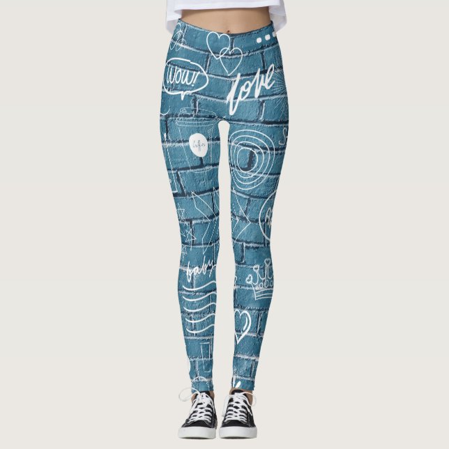 Vit graffiti på blå vägg modern textkonst leggings (Framsida)