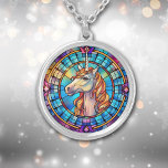 Vit Guld-majs, lagat glas Silverpläterat Halsband<br><div class="desc">På detta söt halsband är en häpnadsväckande bild av en vit enhörning med en guld orange mane,  som presenteras på blå bakgrund. Unicorn,  bakgrund och gräns visas i nedfläckad Glass stil. Elegant! Se till att se motsvarande öronringar och nyckelring i vår butik.</div>
