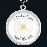 Vit Gult Daisy Flower Blommigt Garden Party Silverpläterat Halsband<br><div class="desc">Anpassa med din information! Utformningen har en originalmarkörbild av en blommar av gult och vit daisy. Underbar för en trädgård party, möhippa, bröllop eller förlovning. Denna illustration av daisyn finns även på andra produkter. Ser du inte vad du är tittar för? Behöver du hjälp med anpassning? Kontakta Rebecca för att...</div>