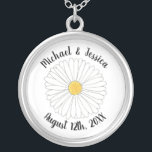 Vit Gult Daisy Flower Blommigt Garden Party Silverpläterat Halsband<br><div class="desc">Anpassa med din information! Utformningen har en originalmarkörbild av en blommar av gult och vit daisy. Underbar för en trädgård party, möhippa, bröllop eller förlovning. Denna illustration av daisyn finns även på andra produkter. Ser du inte vad du är tittar för? Behöver du hjälp med anpassning? Kontakta Rebecca för att...</div>