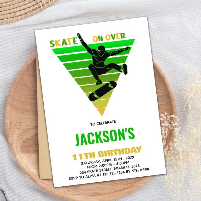 Vit Gult Grönt Skateboard Birthday Inbjudningar (White Yellow Green Skateboards Birthday Invitation)