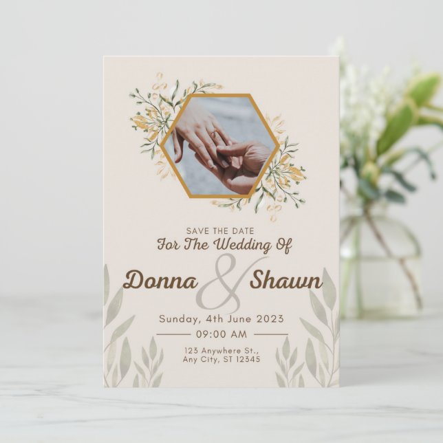 Vit Gult Modern, paret och deras bröllop ring Inbjudningar (Stående Fram)