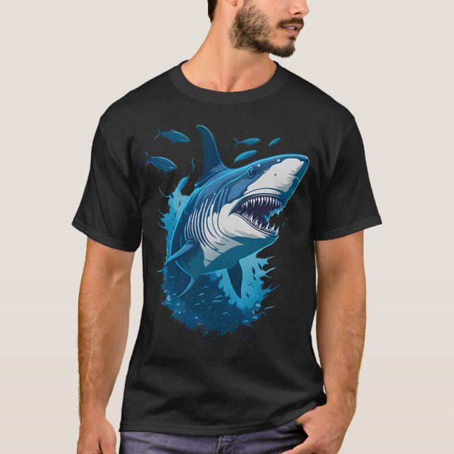 Vit haj som simmar med små fiskar t shirt (Framsida)