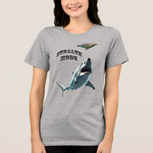 Vit haj som stalkar en säl under vattnet URM T Shirt