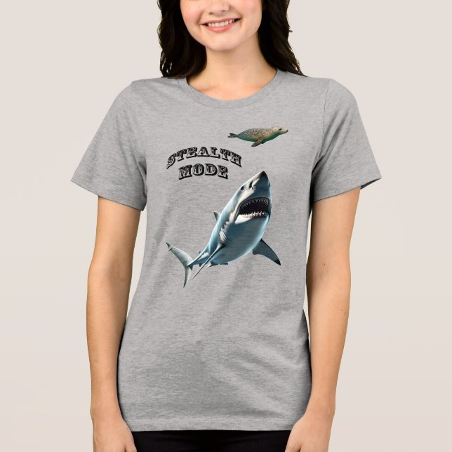 Vit haj som stalkar en säl under vattnet URM T Shirt (Framsida)