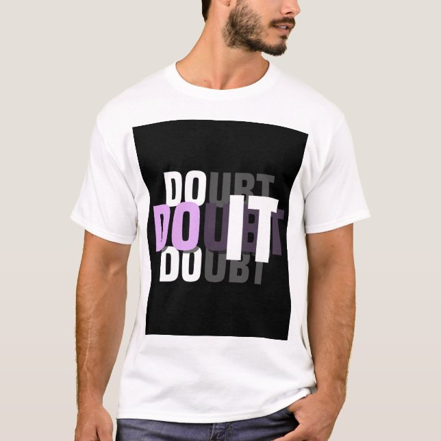 Vit halvärmad ”DOUBT” grafisk t-shirt. T Shirt (Framsida)