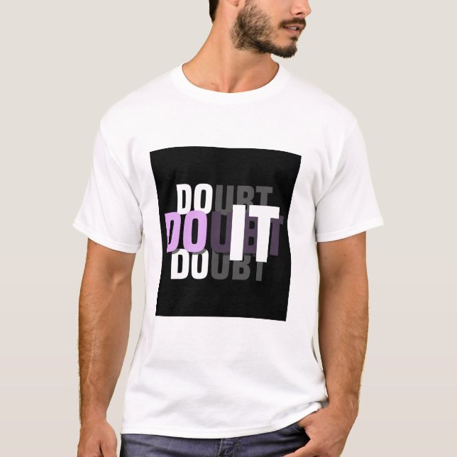 Vit halvärmad “DOUBT” grafisk t-shirt. T Shirt (Framsida)