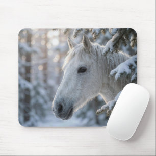 Vit häst i snöig tall musmatta