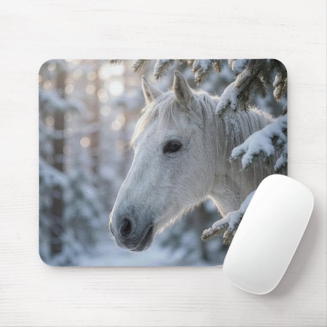 Vit häst i snöig tall musmatta (Med mus)