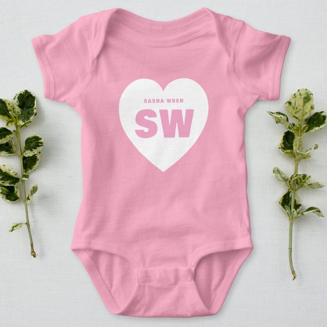 Vit hjärta monogram nyfödd rosa outfit anpassad t shirt (Skapare uppladdad)