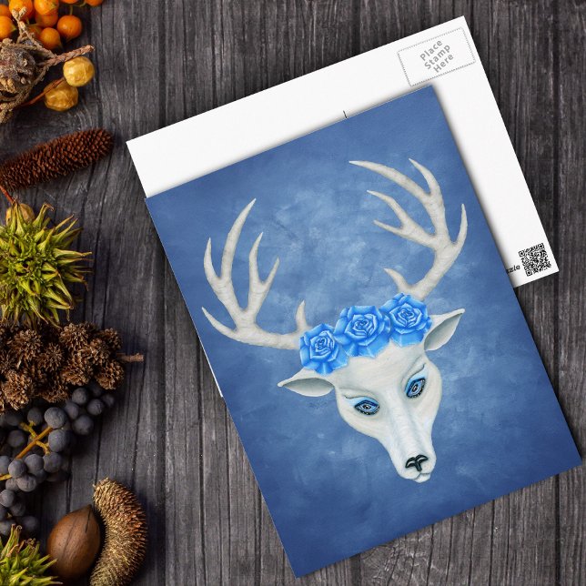 Vit Hjort med Antlers Big Blue Ro Vykort (Surreal white fantasy deer head with antlers and big blue roses on blue postcard.)