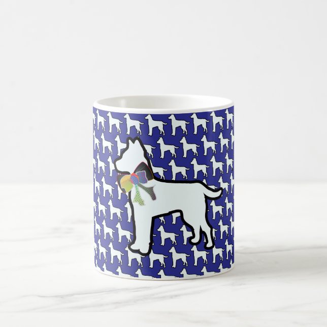 Vit hund med blå båge kaffemugg (Center)