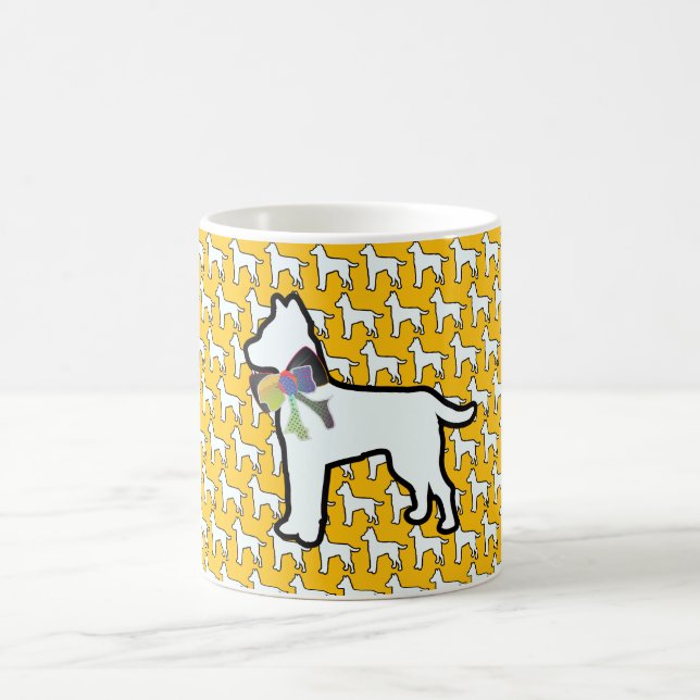 Vit hund med gul båge  kaffemugg (Center)