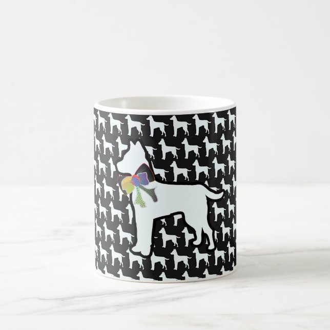 Vit hund med svart rosett  kaffemugg (Center)