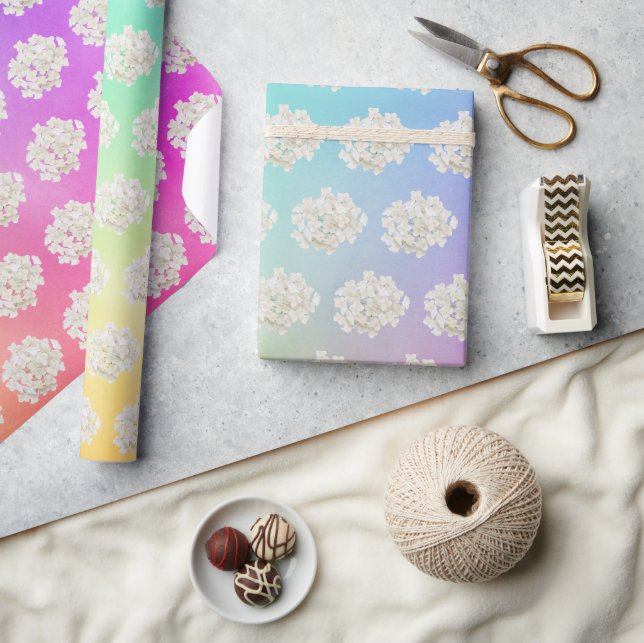 Vit Hydrangea på bakgrunden till övertoningsregnbå Presentpapper (Hantverk)