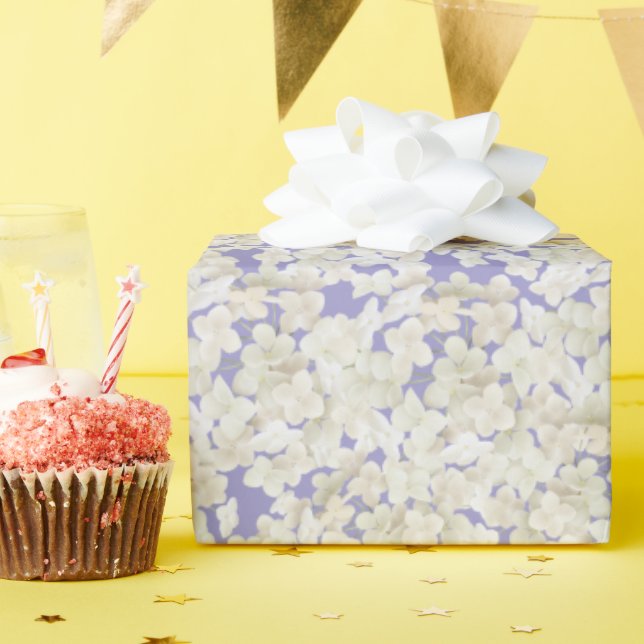 Vit Hydrangea på Pastellns Lila Presentpapper (Födelsedagsfest)