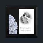 Vit Hydrangeus Photo Bröllop Gift Box Minnesask<br><div class="desc">En chic vit fyllnadslåda för att matcha dina bröllopsinbjudningar. Anpassade och redo för att anpassa texten, teckensnittet och färg på det sätt som du drömt om. Om du behöver hjälp med den här designen kontaktar du mig och jag kommer att vara lycklig för att hjälpa dig. Perfekt som Bröllop-gåva eller...</div>