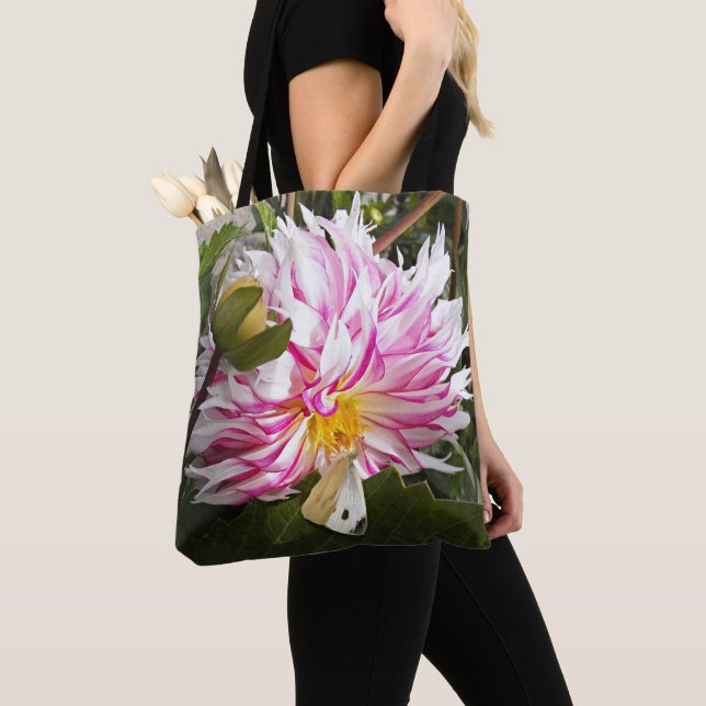 Vit kålslagsfjäril på rosa Dahlia-blomma Tygkasse (Närbild)