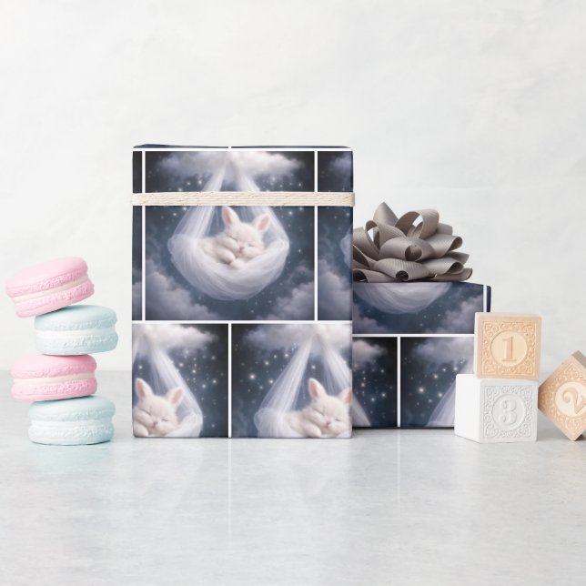 Vit kanin hängande från en tulle hängmatta presentpapper (Baby Shower)