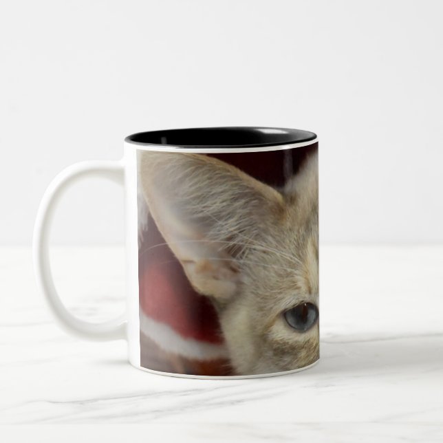 Vit katt i röd julhatt kaffemugg (Vänster)