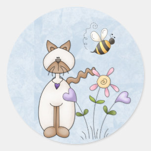 Vit katt med blommor och påsar runt klistermärke