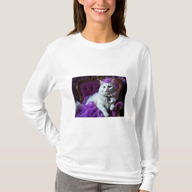 vit katt på lila armstol t-shirt (Framsida)