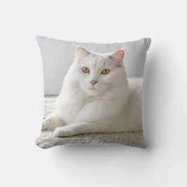 Vit katt på vit matta kudde