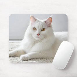 Vit katt på vit matta musmatta