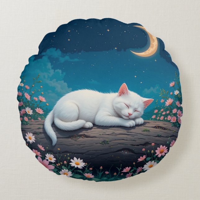 Vit katt som sover fridfullt på en stock rund kudde (Framsidan)