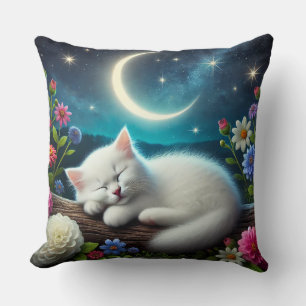 Vit katt som sover fridfullt utomhus kudde