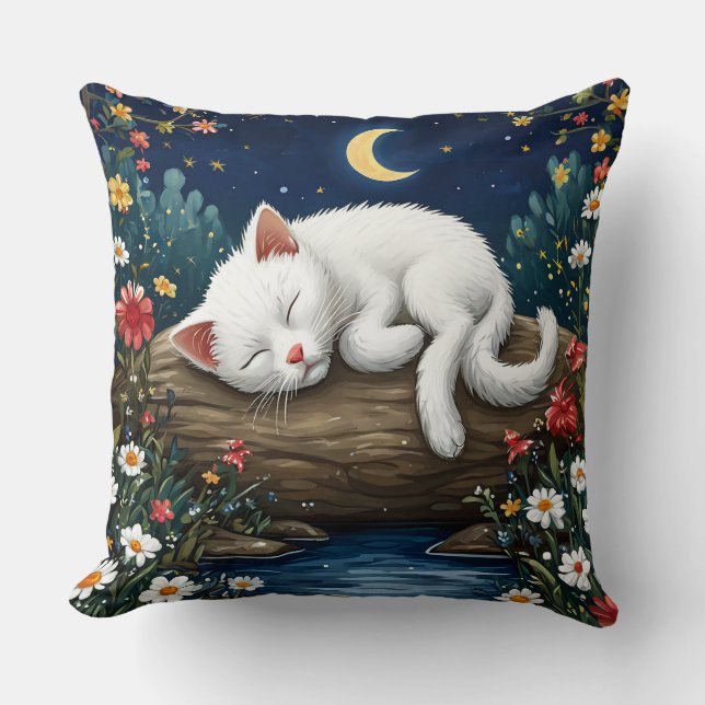 Vit katt som sover på stock i blomsterträdgård kudde (Framsida)