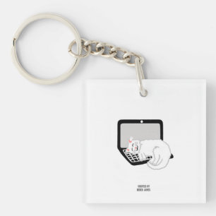 Vit katt som svänger på tangentkedjan för bärbara