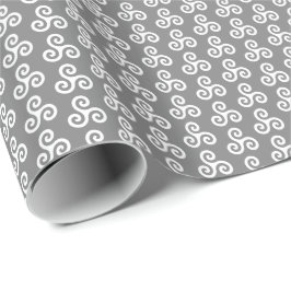Vit keltisk trippel spiral triskele på medelsvart  presentpapper