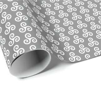 Vit keltisk trippel spiral triskele på medelsvart  presentpapper