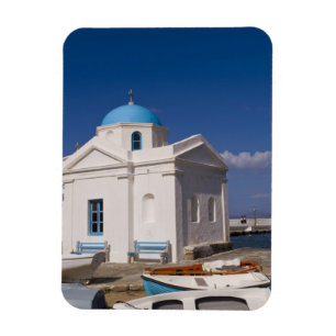 Vit kyrka på stranden nära Egeiska havet på Magnet