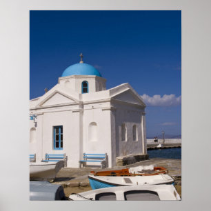 Vit kyrka på stranden nära Egeiska havet på Poster